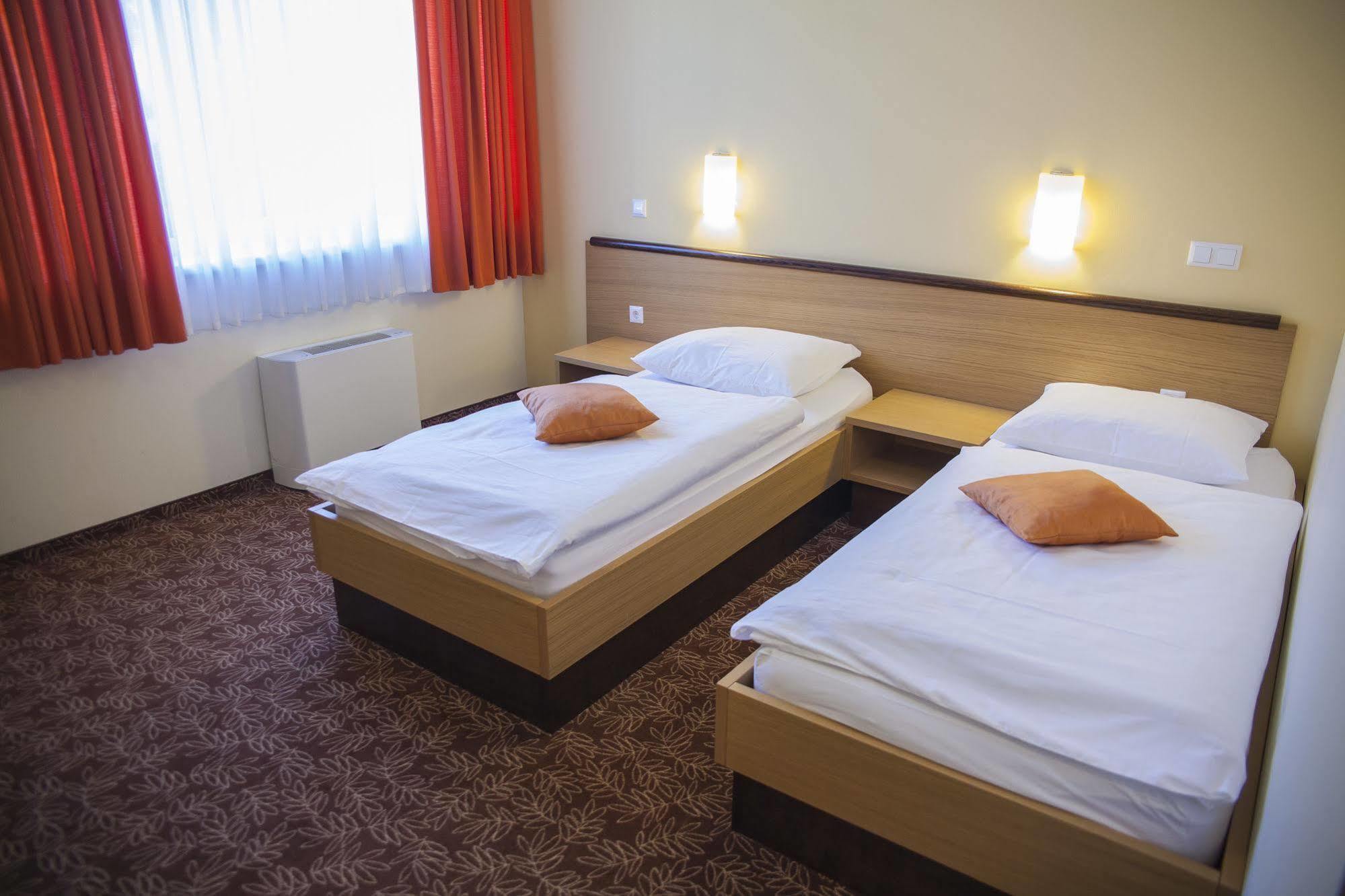 Hotel Bela Krajina เมทลิกา ภายนอก รูปภาพ