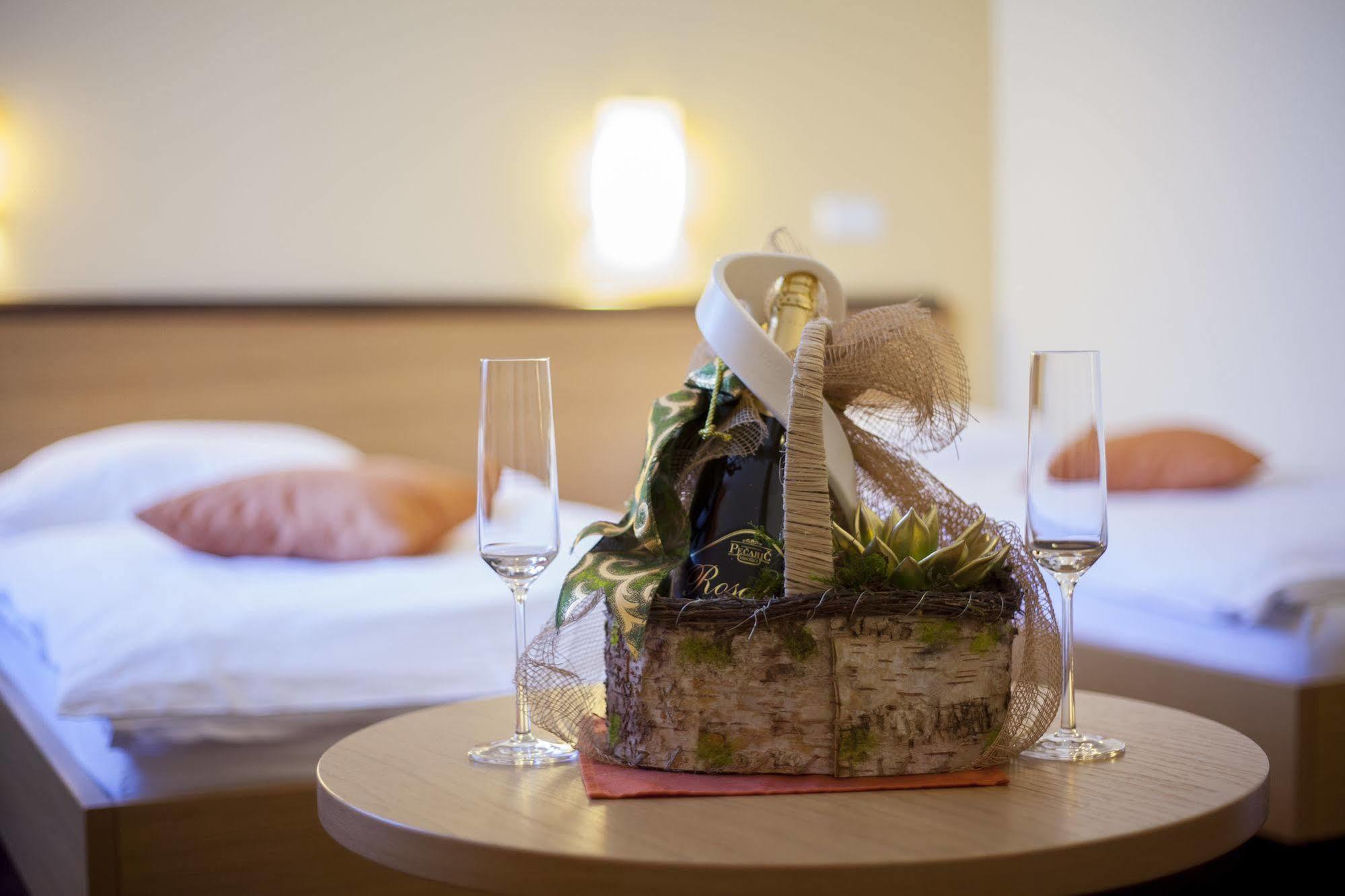 Hotel Bela Krajina เมทลิกา ภายนอก รูปภาพ